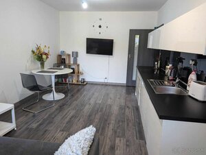 Predaj 3 izbový moderný byt v centre s balkónom — foto 1