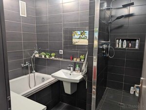 Predaj 3 izbový moderný byt v centre s balkónom — foto 2