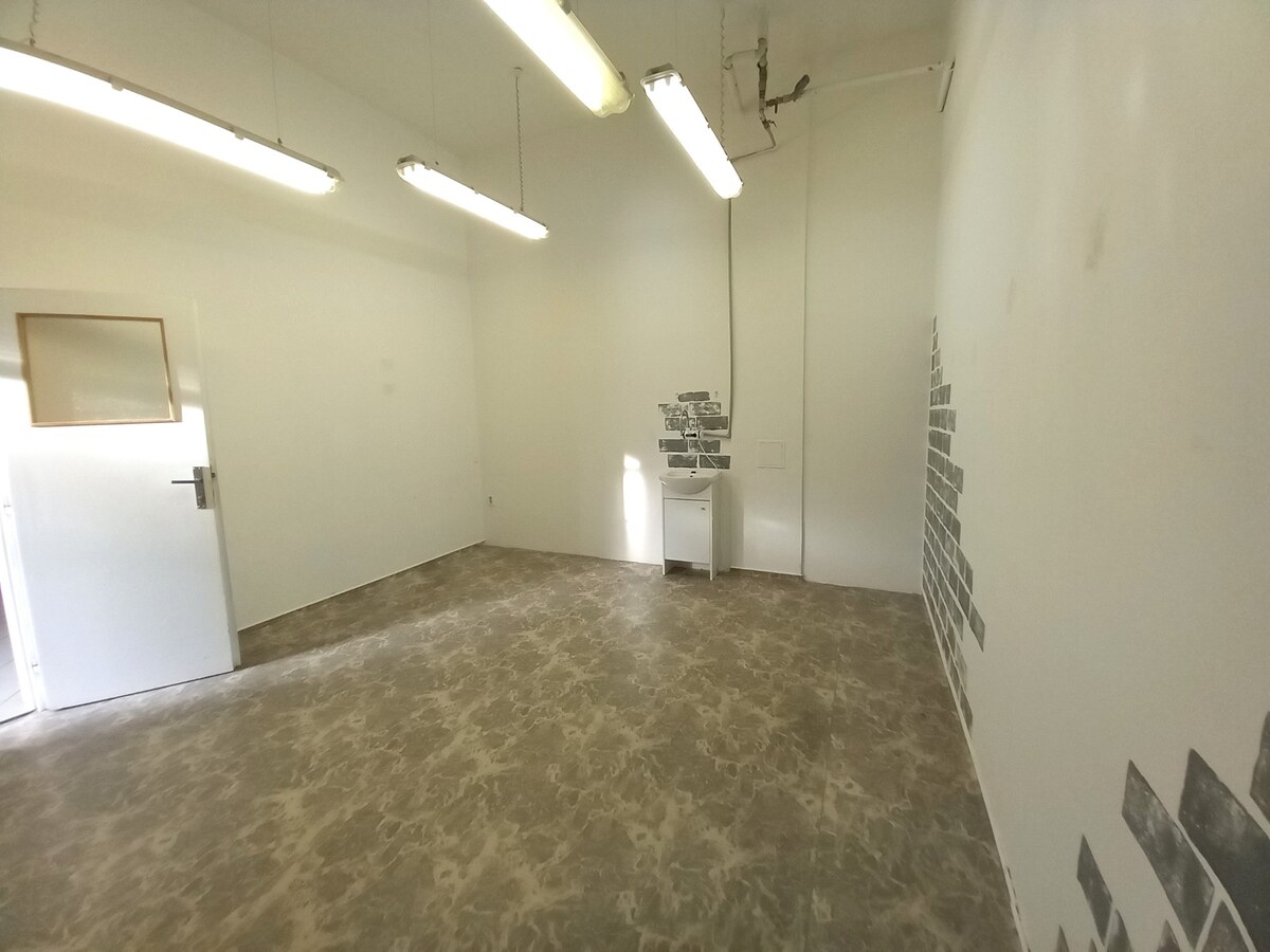 Prenájom šikovný obchodný priestor s umývadlom + 2 parkovacie miesta, — foto 2