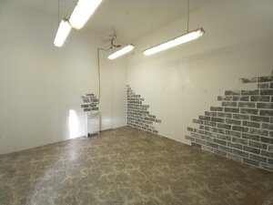 Prenájom šikovný obchodný priestor s umývadlom + 2 parkovacie miesta, — foto 1