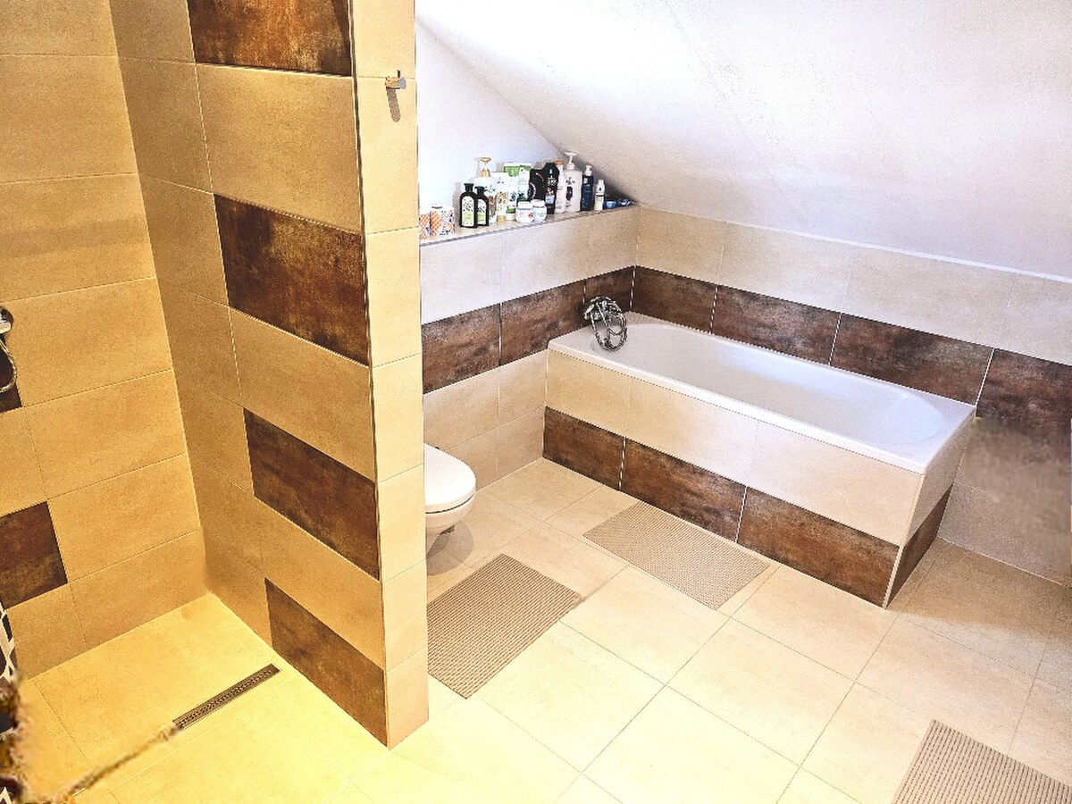 RODINNÝ DOM - PODLUŽANY - 4 IZBOVÝ -148 M2 NA POZEMKU 1049 M2 — foto 15