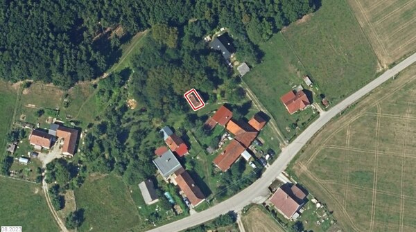 Starší rodinný dom s veľkorysým pozemkom a záhradou (1 032 m² spolu) –