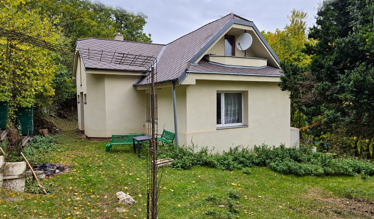 JEDINEČNÁ NEHNUTEĽNOSŤ POD HRADOM TEMATÍN – RODINNÝ DOM + 13046m2