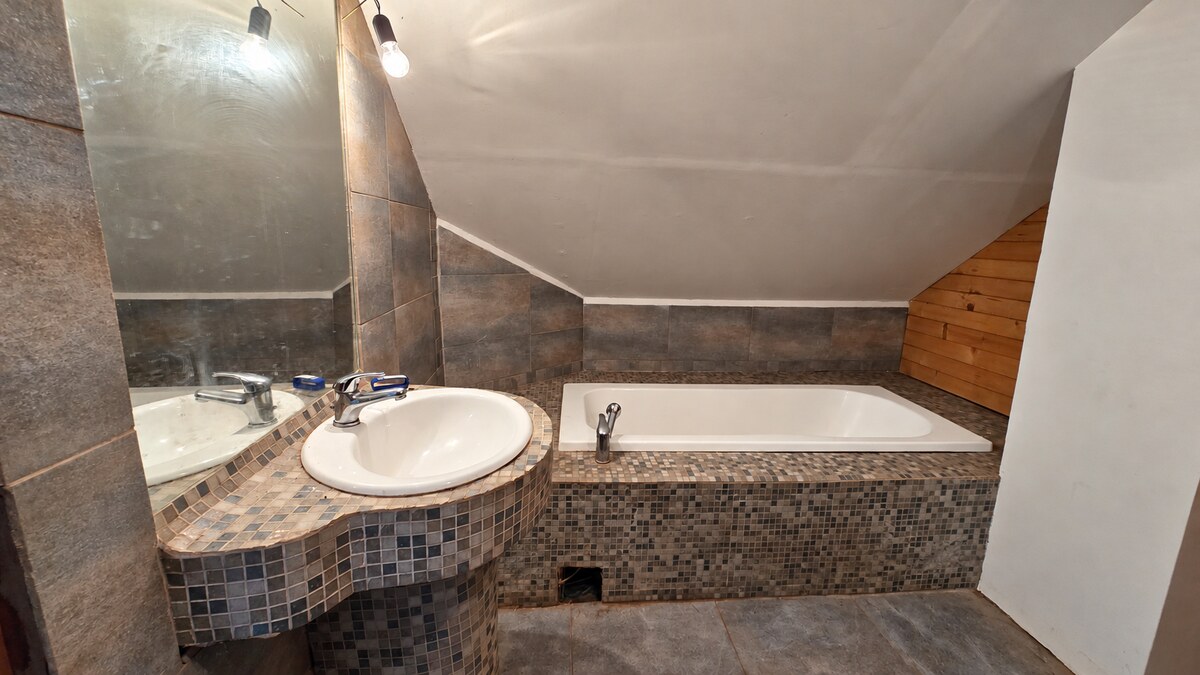 JEDINEČNÁ NEHNUTEĽNOSŤ POD HRADOM TEMATÍN – RODINNÝ DOM + 13046m2 — foto 17