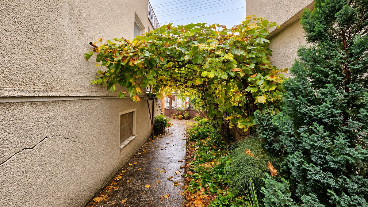 Priestranný rodinný dom na Floreáte v Piešťanoch – pozemok 616 m² — foto 14