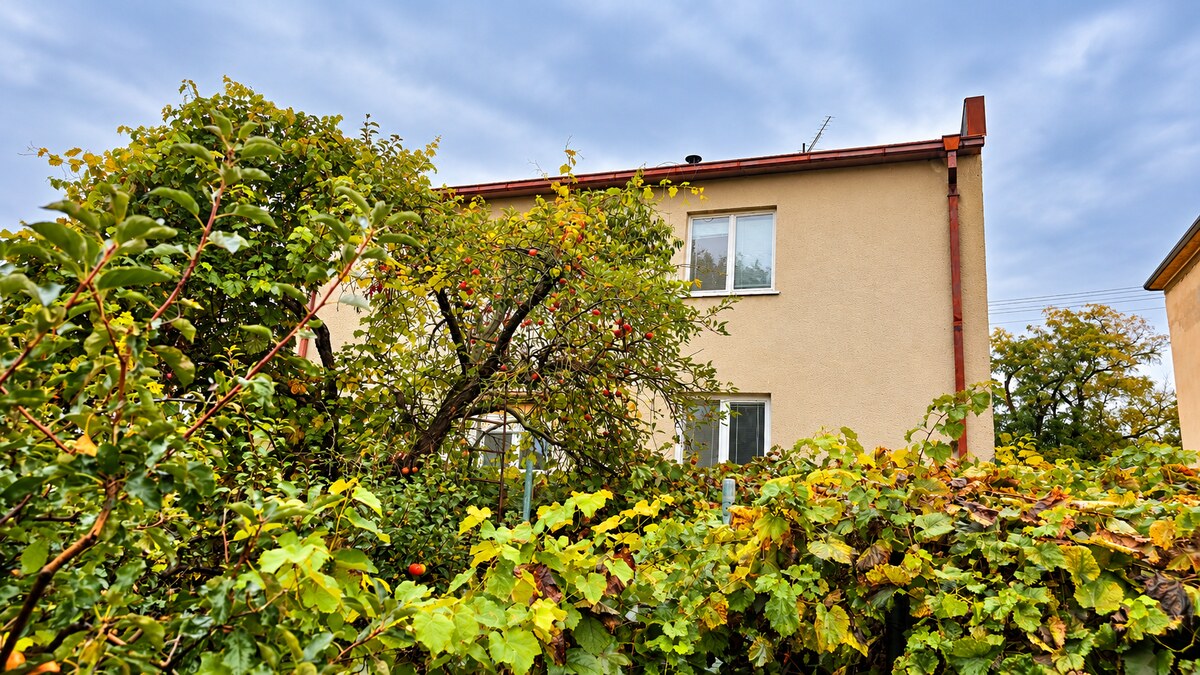 Priestranný rodinný dom na Floreáte v Piešťanoch – pozemok 616 m² — foto 9