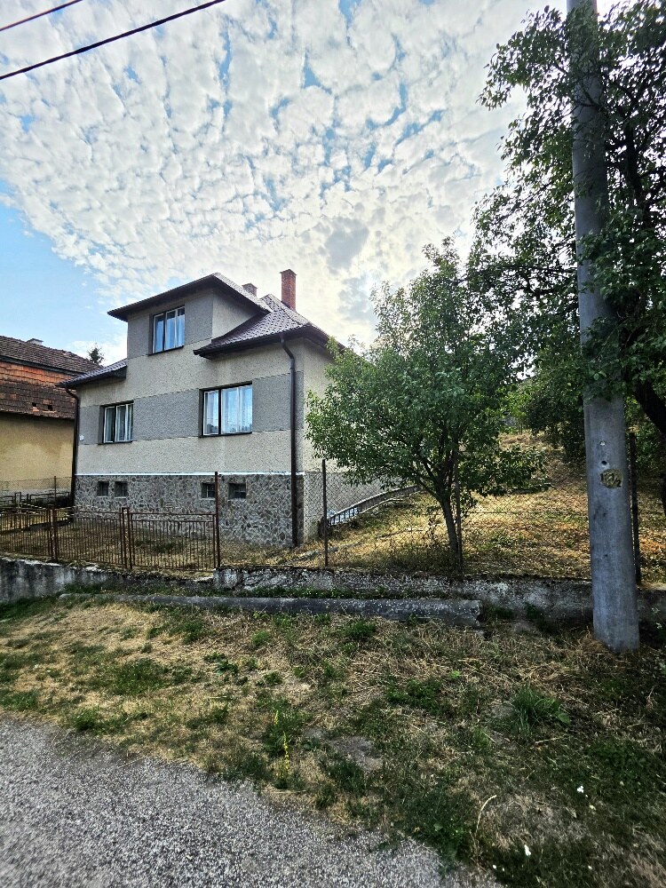 REZERVOVANÉ Rodinný dom s krásnym pozemkom v obci Kšinná/POZEMOK 831 m — foto 2