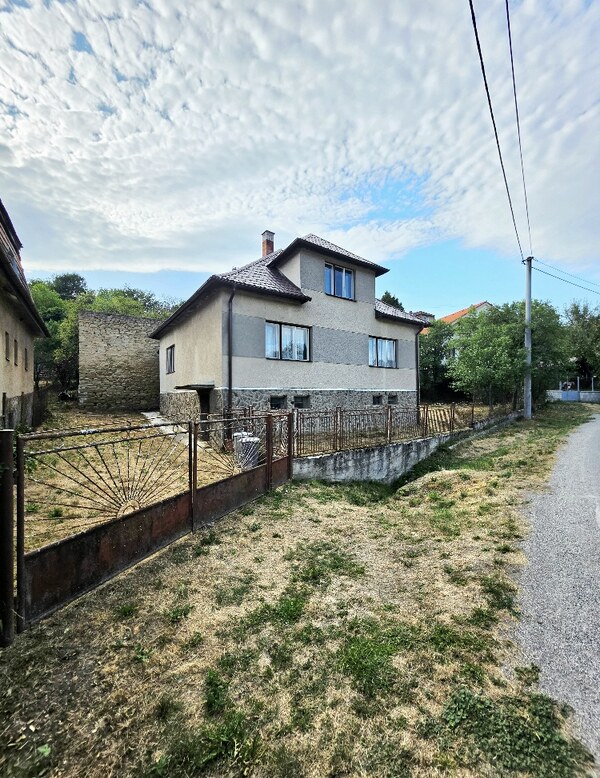 REZERVOVANÉ Rodinný dom s krásnym pozemkom v obci Kšinná/POZEMOK 831 m