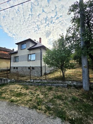 REZERVOVANÉ Rodinný dom s krásnym pozemkom v obci Kšinná/POZEMOK 831 m — foto 2