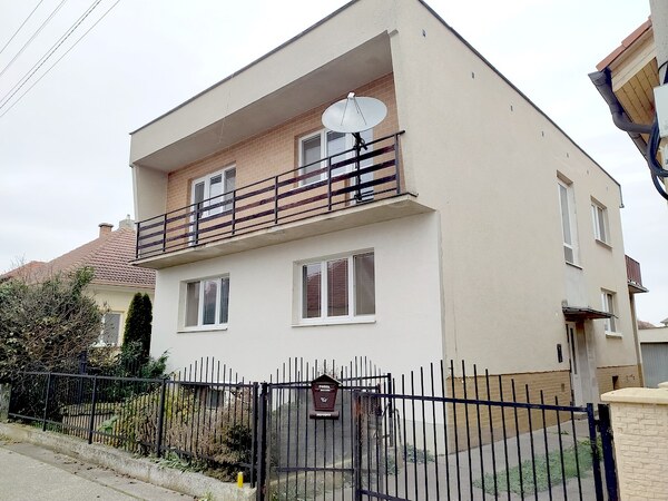 DVOJGENERAČNÝ DOM VO VRBOVOM – 270 m² + POZEMO355 m² | 169 000 €