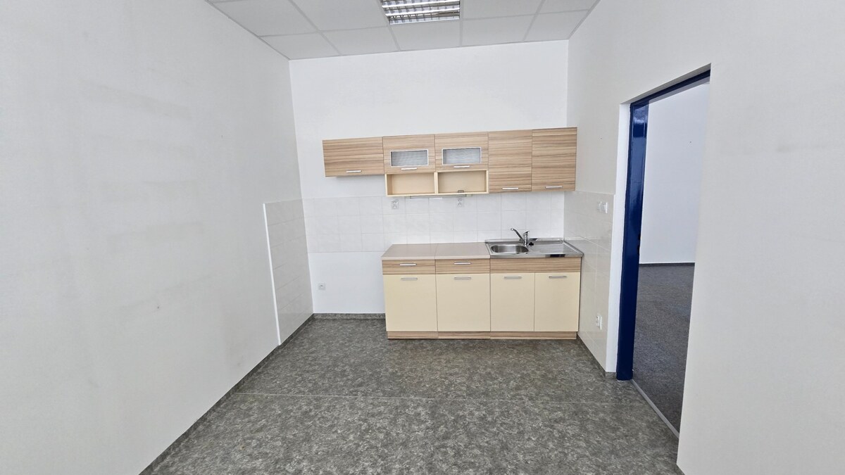Kancelária 70 m² (50m2 + 20m2) na prenájom - Piešťany, Vajanského — foto 3
