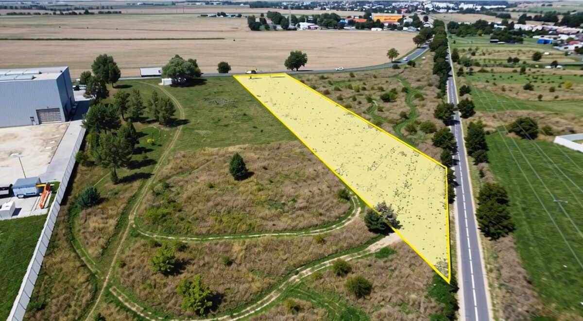 INVESTIČNÝ POZEMOK 2250 M2 NA PREDAJ – KRAKOVANY, časť STRÁŽE — foto 2