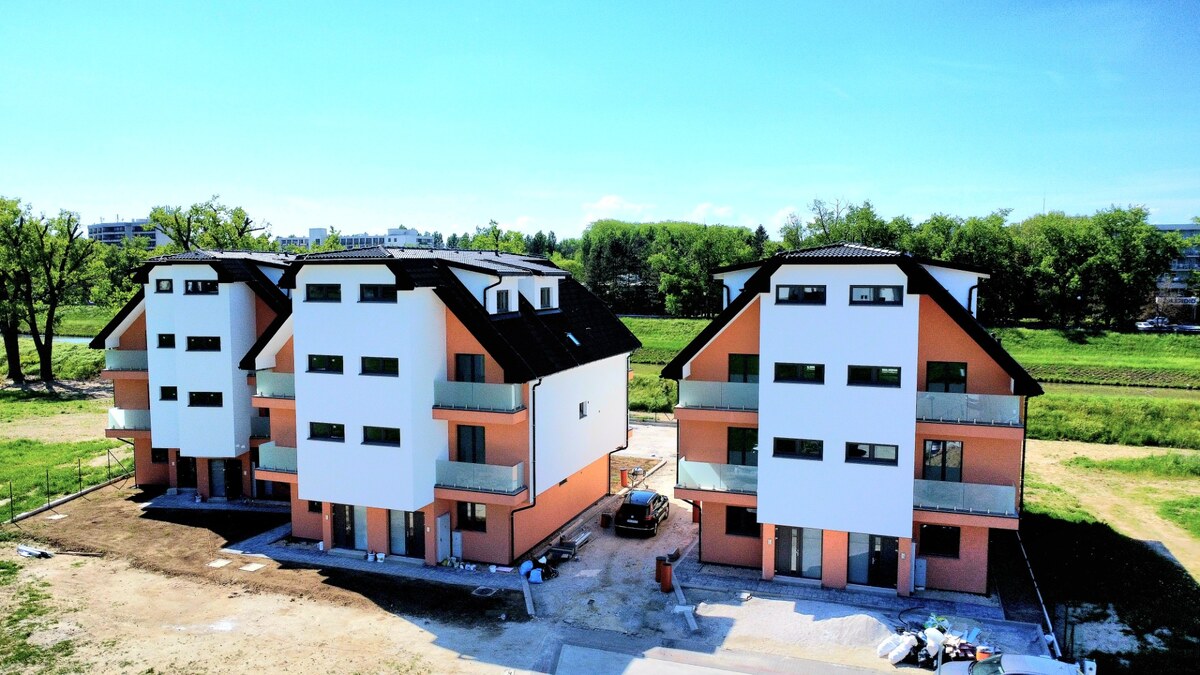 NA PREDAJ – 2-izbový byt 60 m2 v novostavbe RiverResort, Banka — foto 3