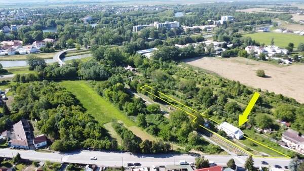 INVESTIČNÝ POZEMOK 2700m², BANKA, SOCIÁLNE SLUŽBY, VYBAVENOSŤ, BÝVANIE
