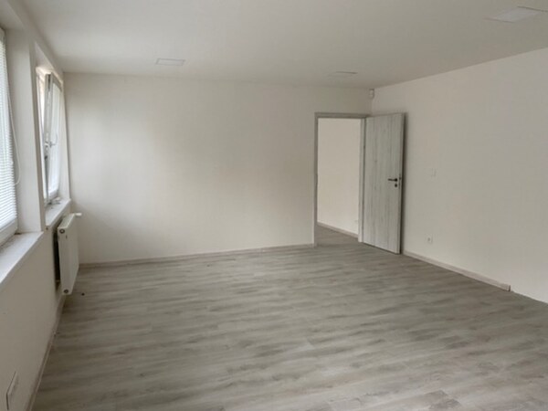 Kancelárske a prevádzkové priestory- Dubnica nad Váhom (52 m2, 104 m2)